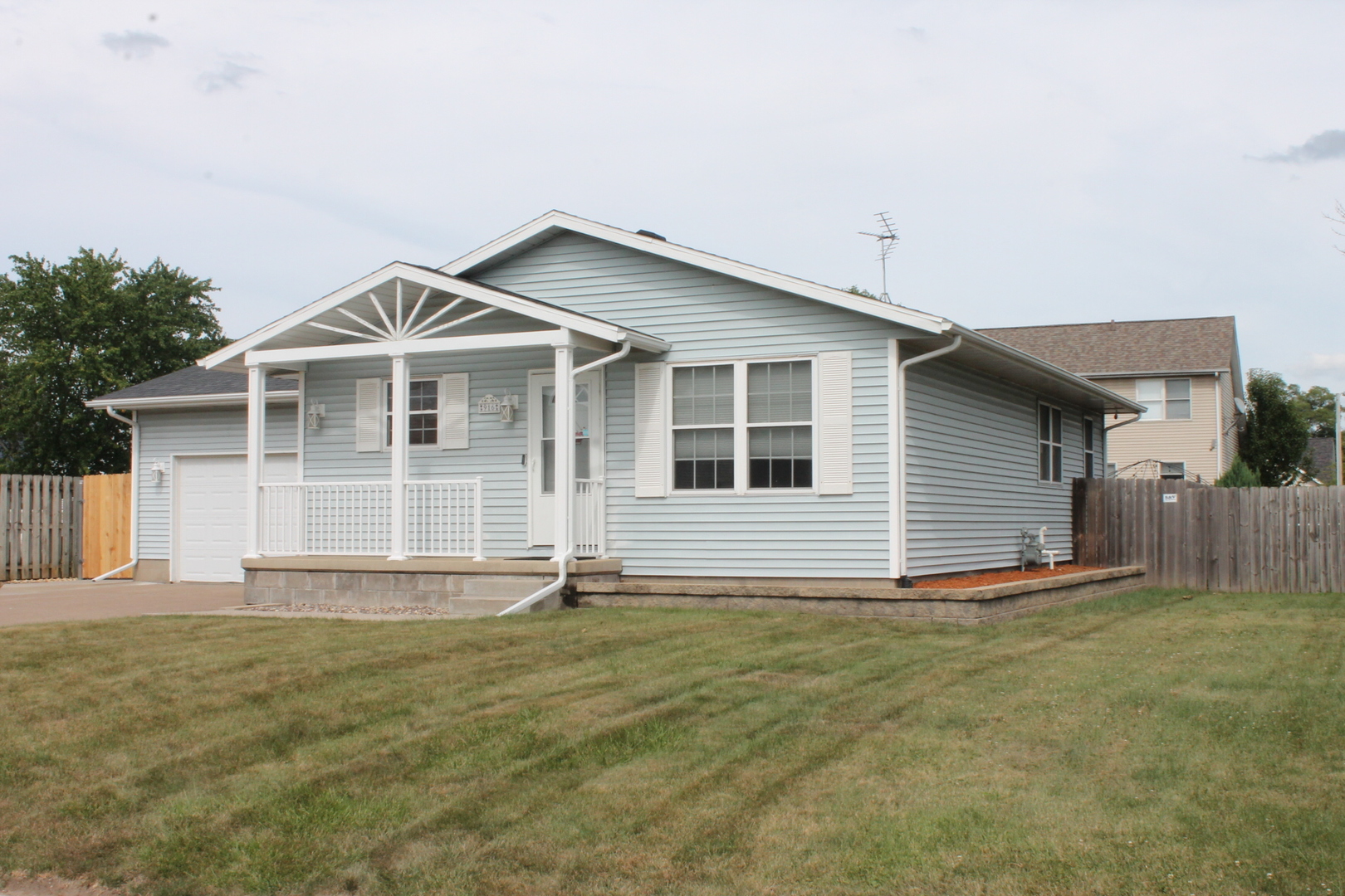 916 Birchwood Drive Property Photo 2