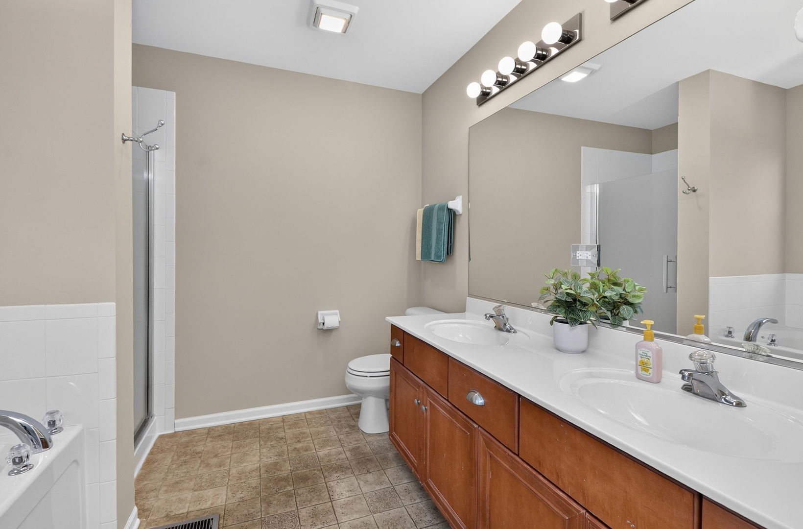 2212 James Leigh Drive Property Photo 17