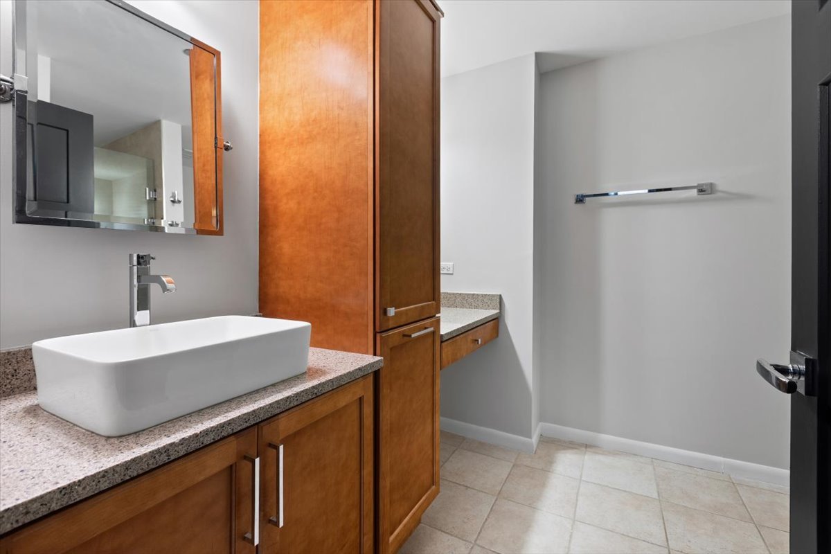 208 W Washington Street 2013 Property Photo 16