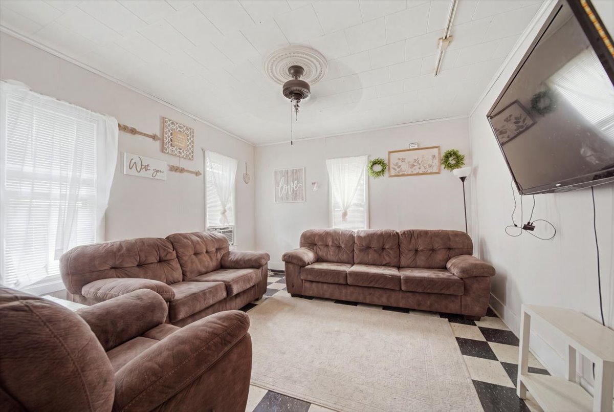 2 E 7th Street Property Photo 4
