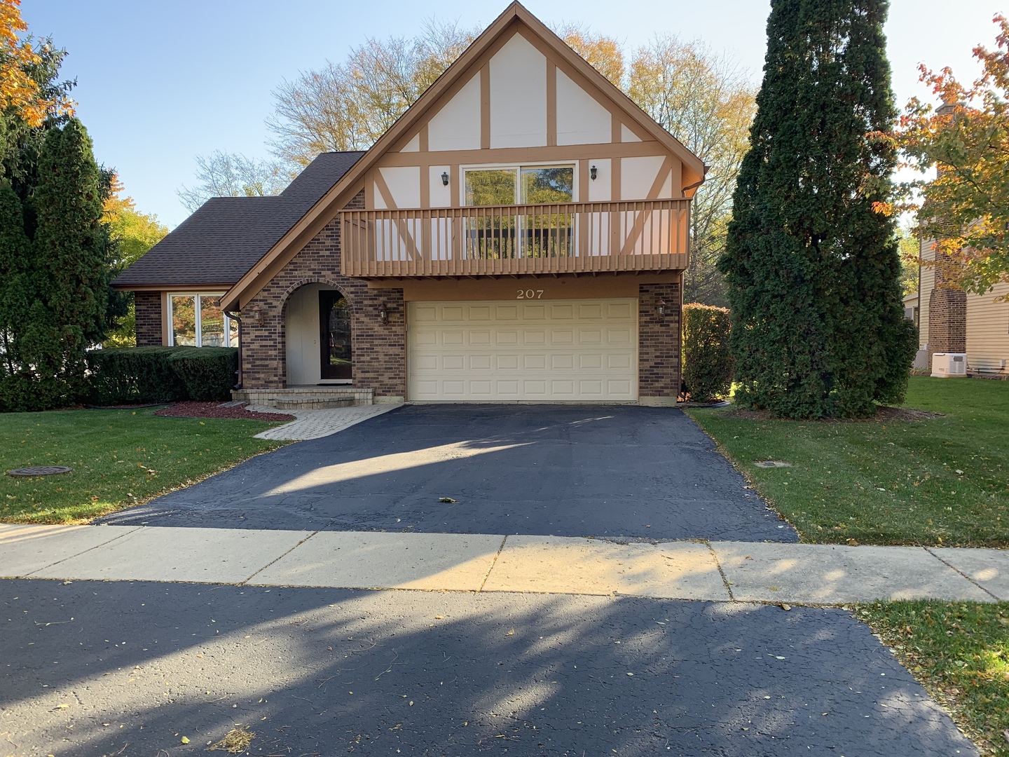 207 N WILKE Road Property Photo 1