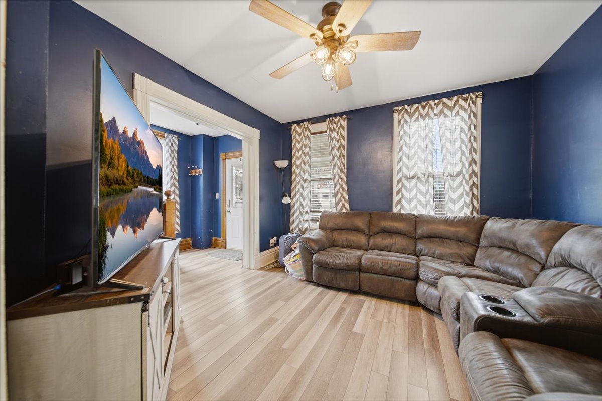 319 S Hennepin Avenue Property Photo 6