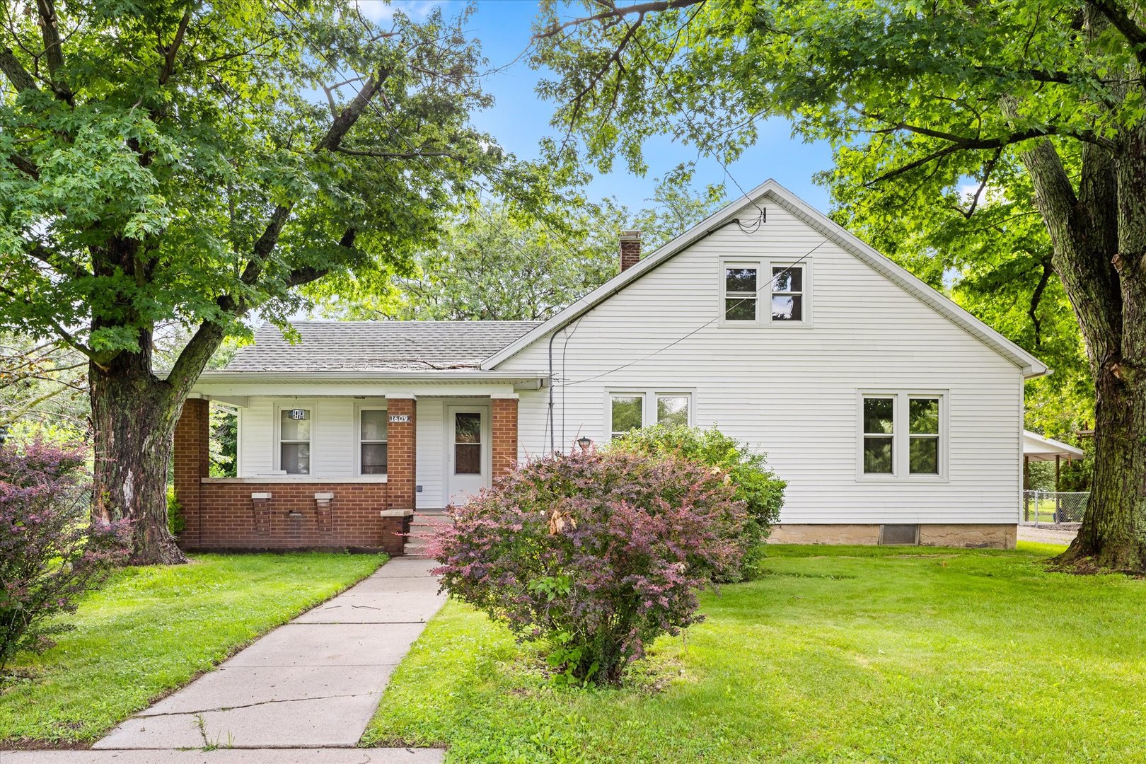 1609 S Hawthorne Road Property Photo 1