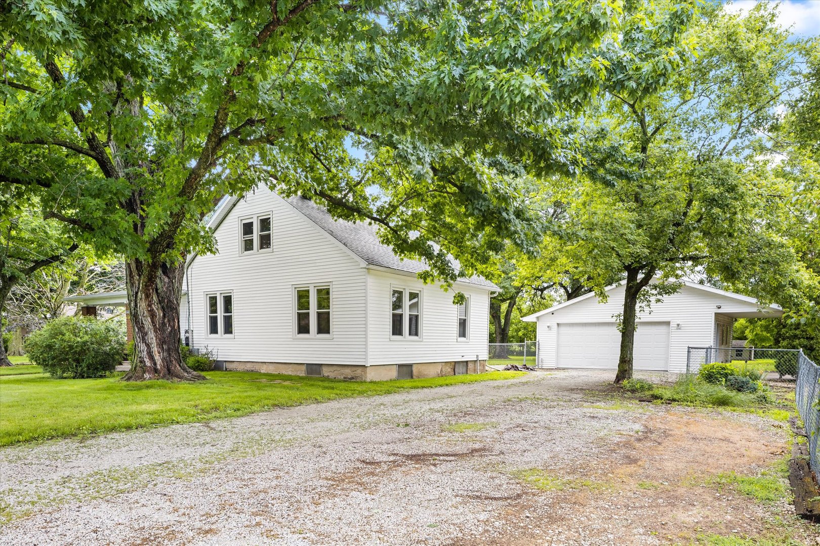 1609 S Hawthorne Road Property Photo 2