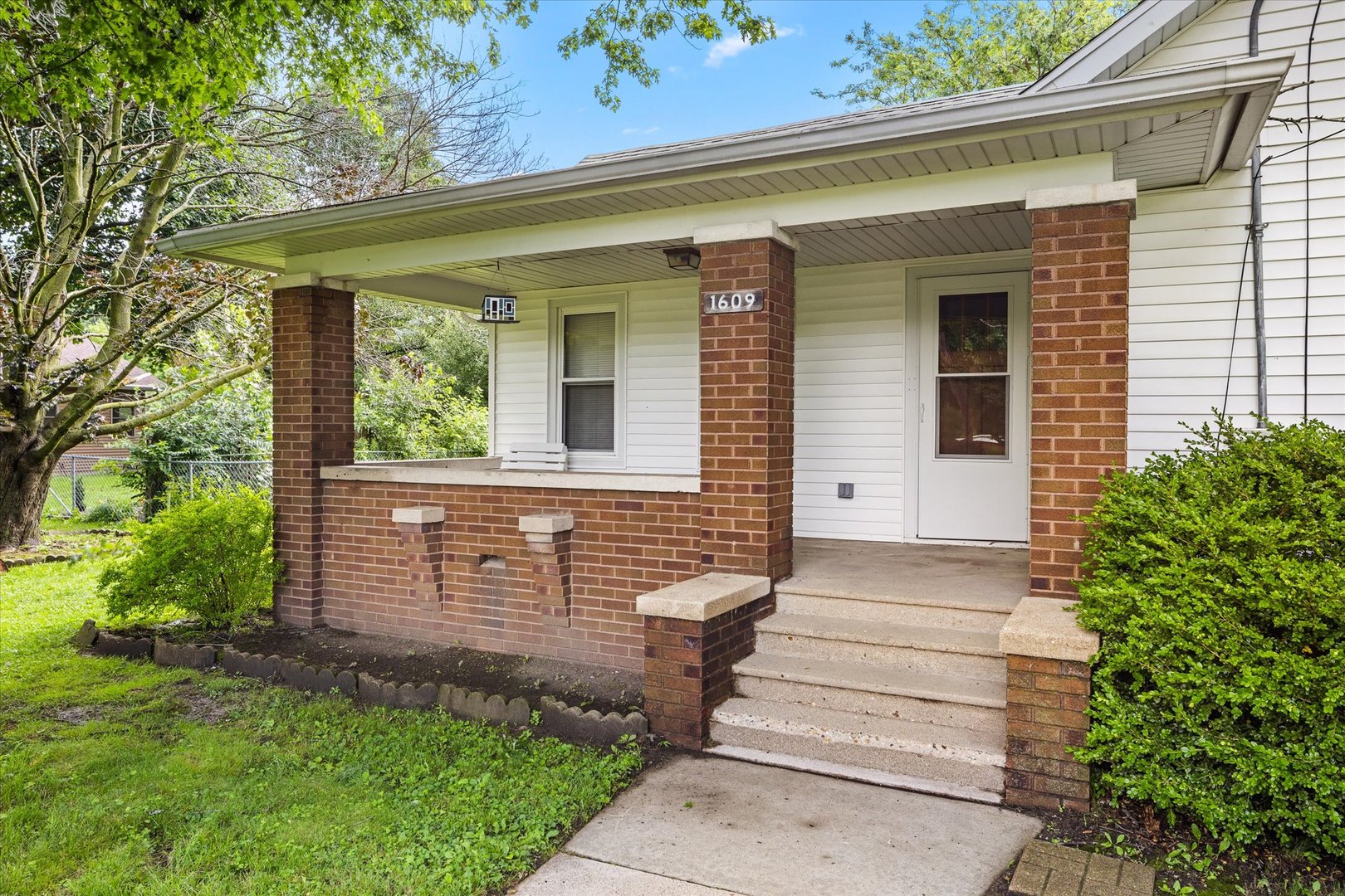 1609 S Hawthorne Road Property Photo 3