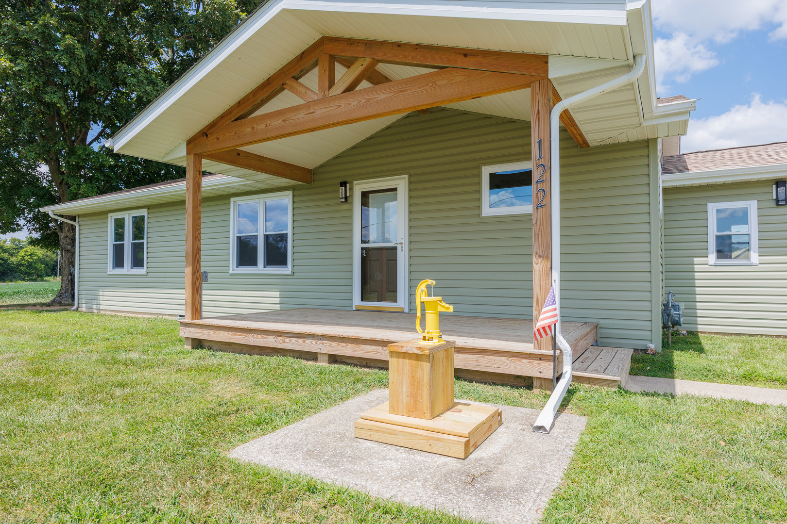 122 E Lincoln Property Photo 2