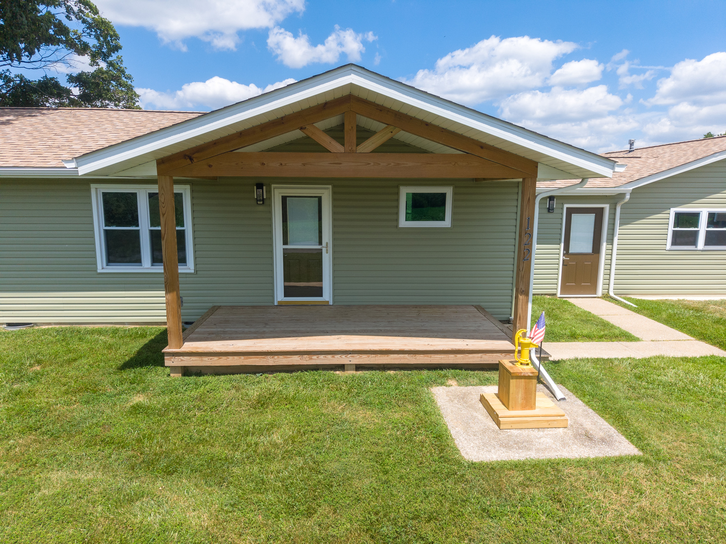 122 E Lincoln Property Photo 4