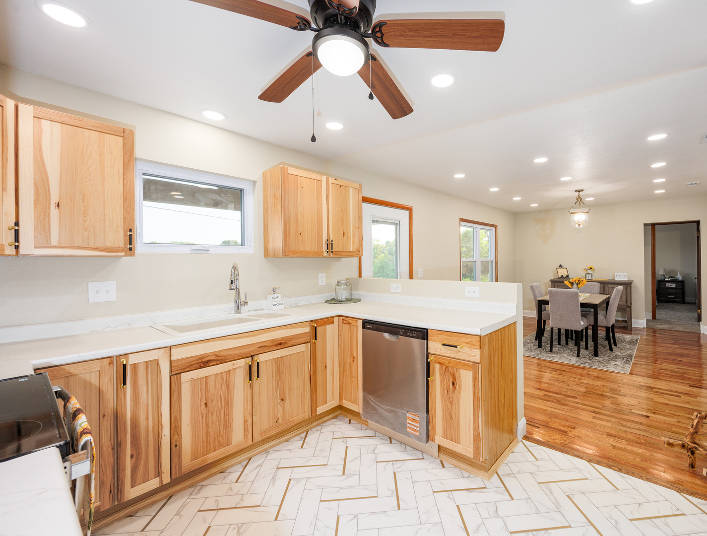 122 E Lincoln Property Photo 8