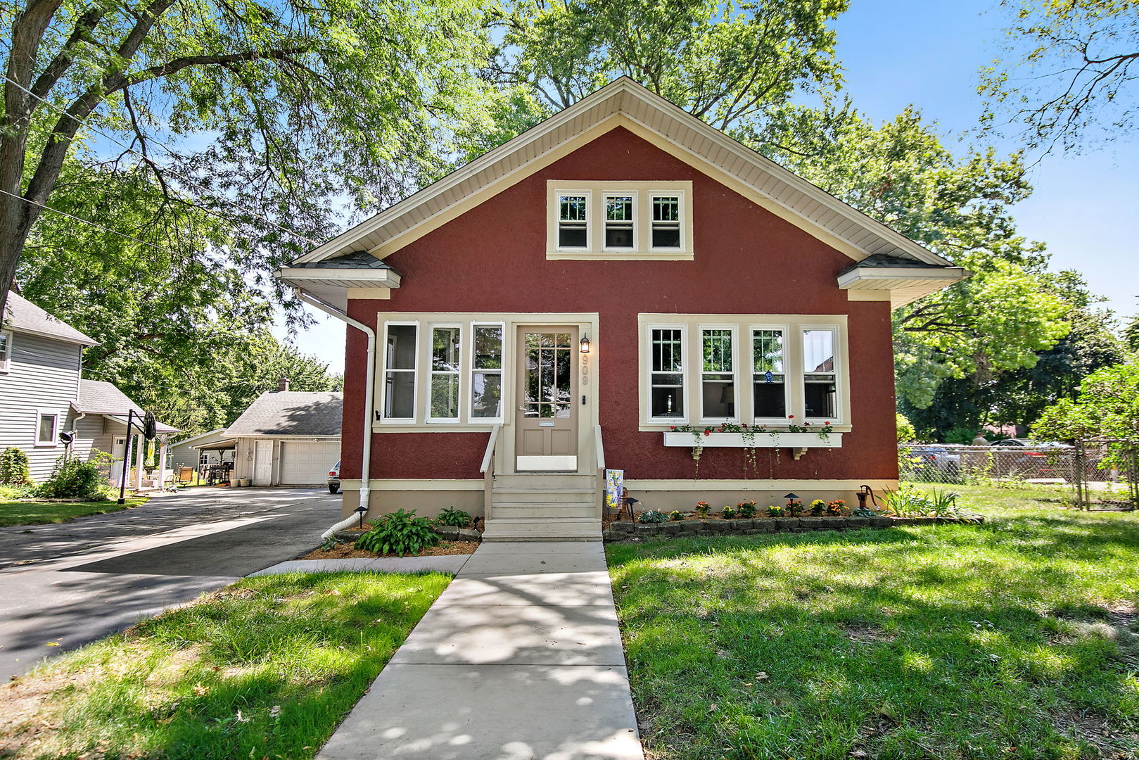 909 Augusta Avenue Property Photo 1