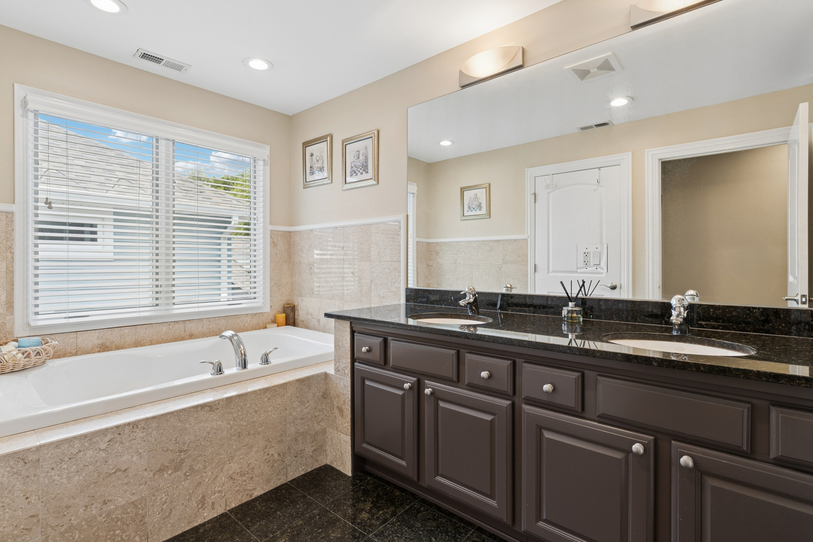 2532 Illinois Road Property Photo 18