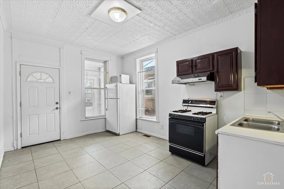 3645 S Wood Street Property Photo 4