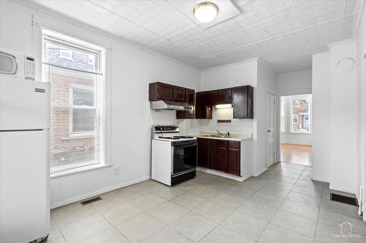 3645 S Wood Street Property Photo 5