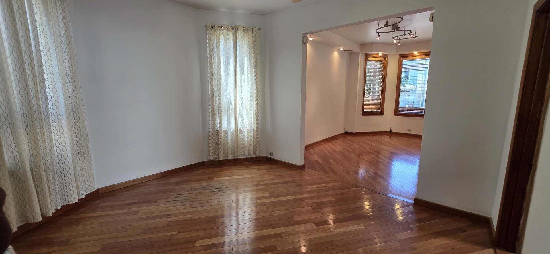 2423 N Lawndale Avenue Property Photo 7