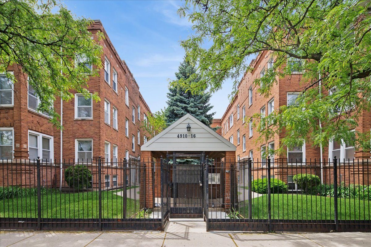 4916 N Kedzie Avenue 2W Property Photo 1
