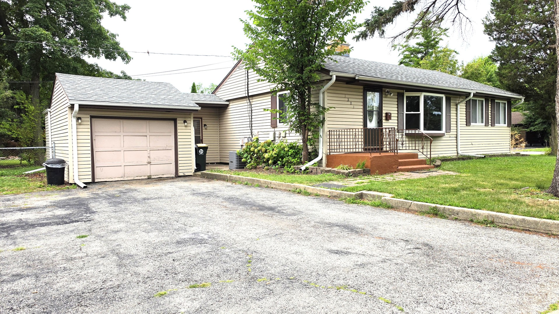 1201 E Euclid Avenue Property Photo 2