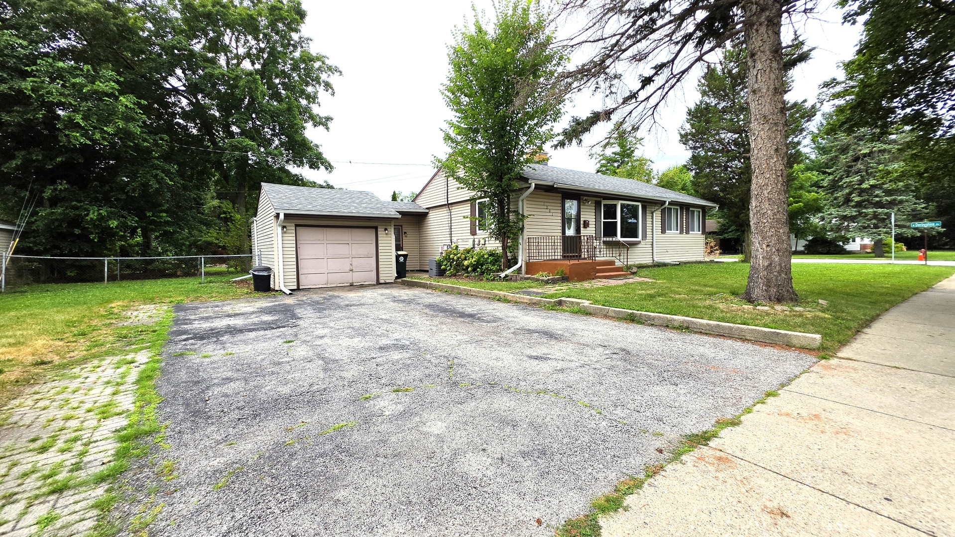 1201 E Euclid Avenue Property Photo 3