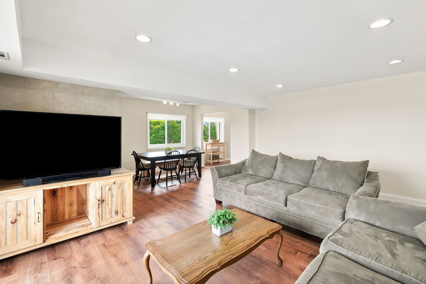 3300 N Carriageway Drive 405 Property Photo 6