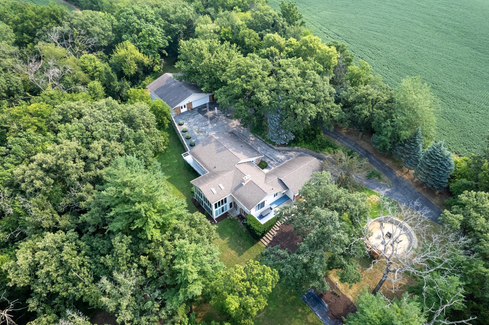 916 W Town Line Road Property Photo 1