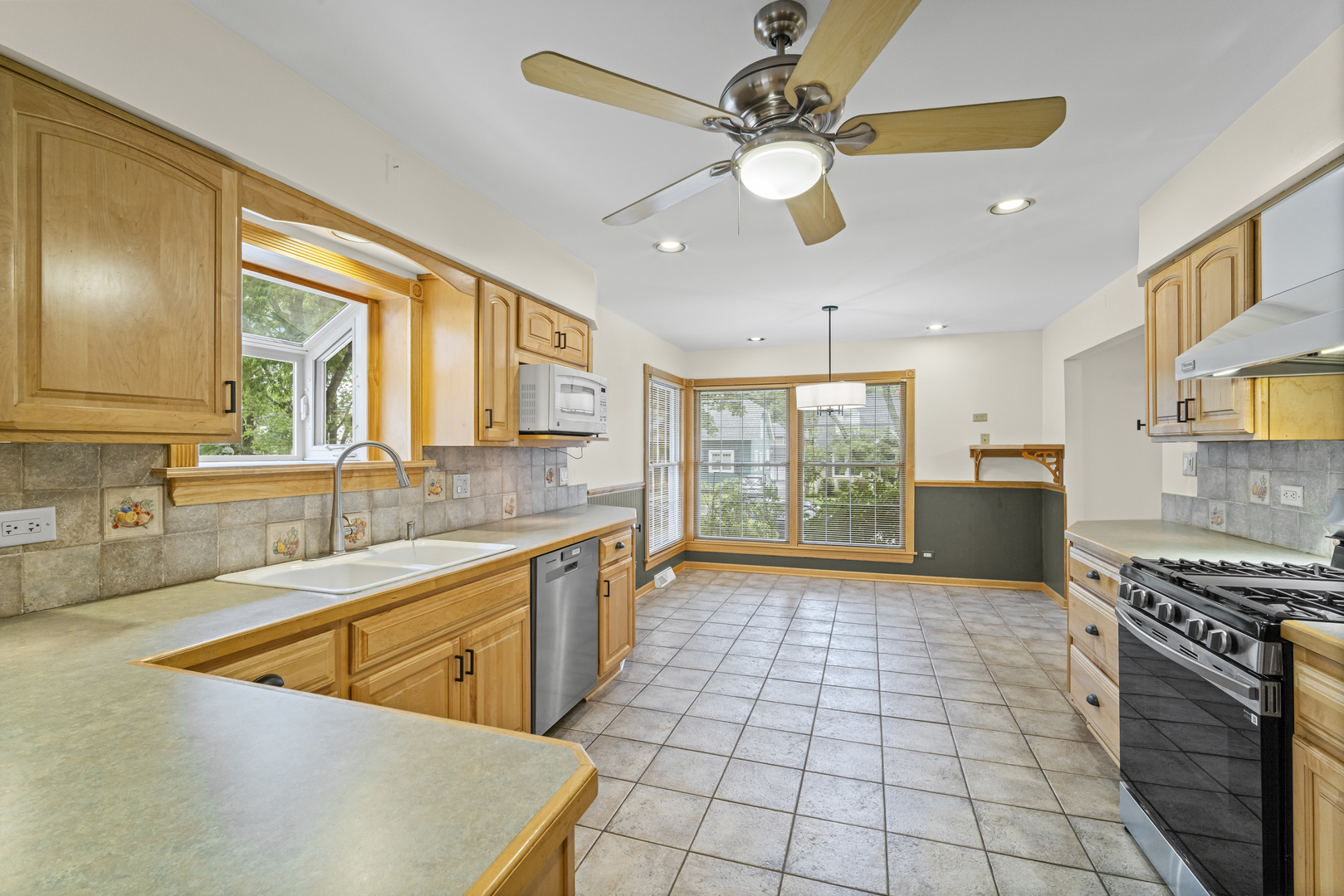 421 N Elm Street Property Photo 4