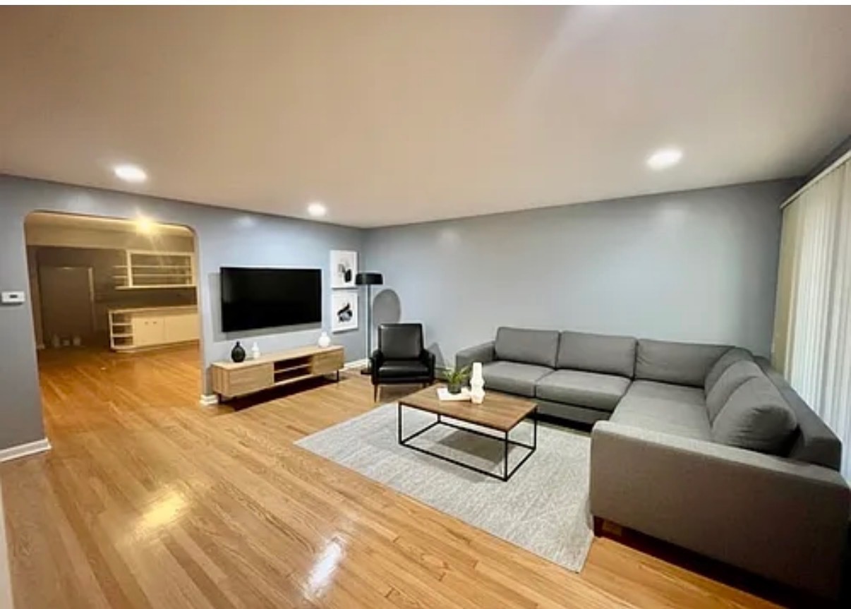 2545 W 115th Street Property Photo 2