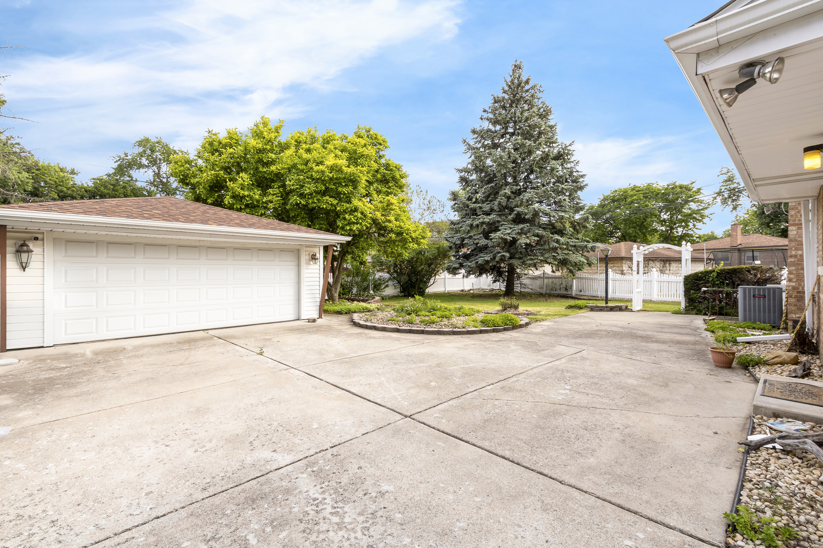 5425 Drury Lane Property Photo 6