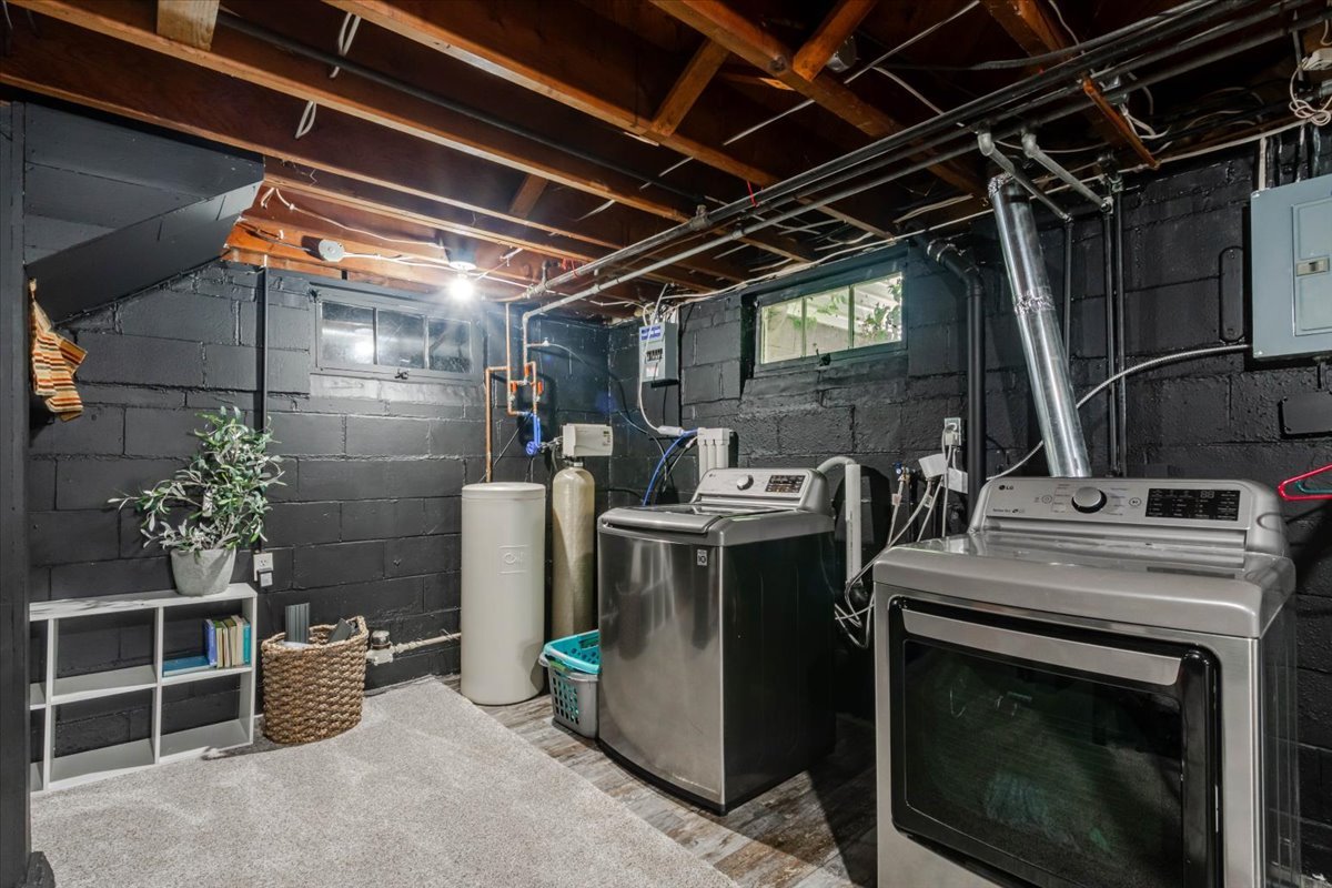 111 E 7th Street Property Photo 30