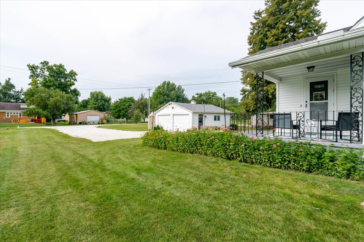 111 E 7th Street Property Photo 42