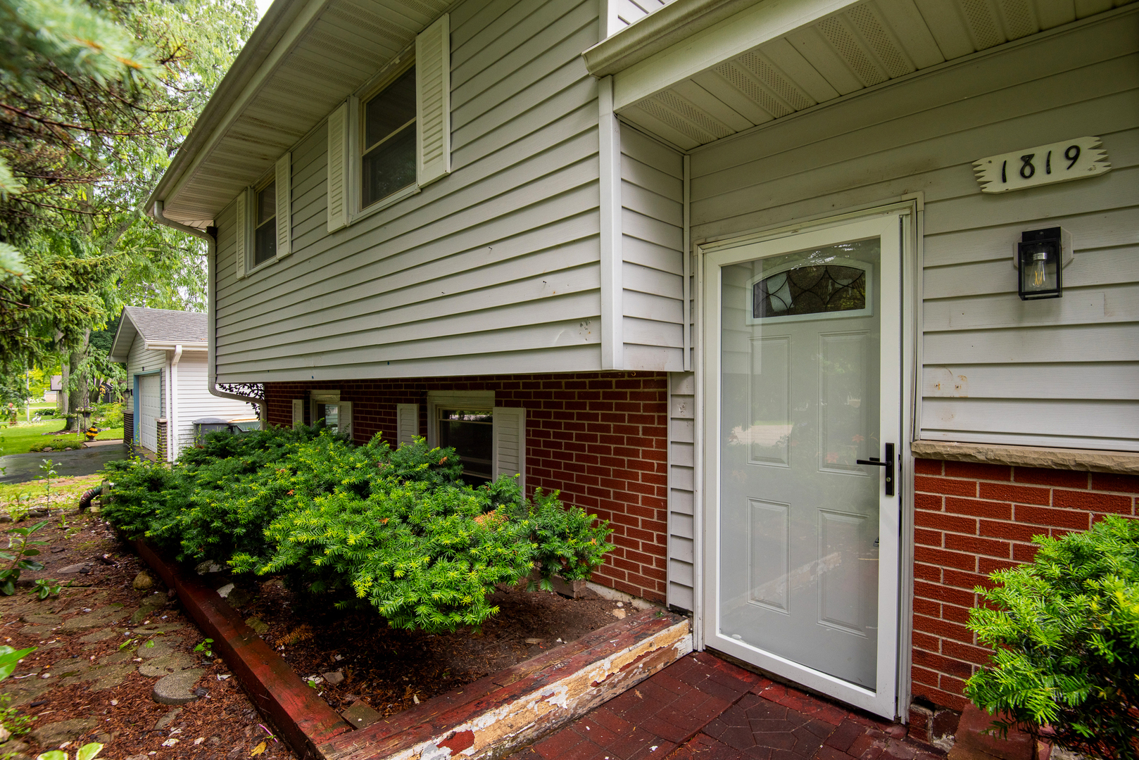 1819 Elmwood Drive Property Photo 2