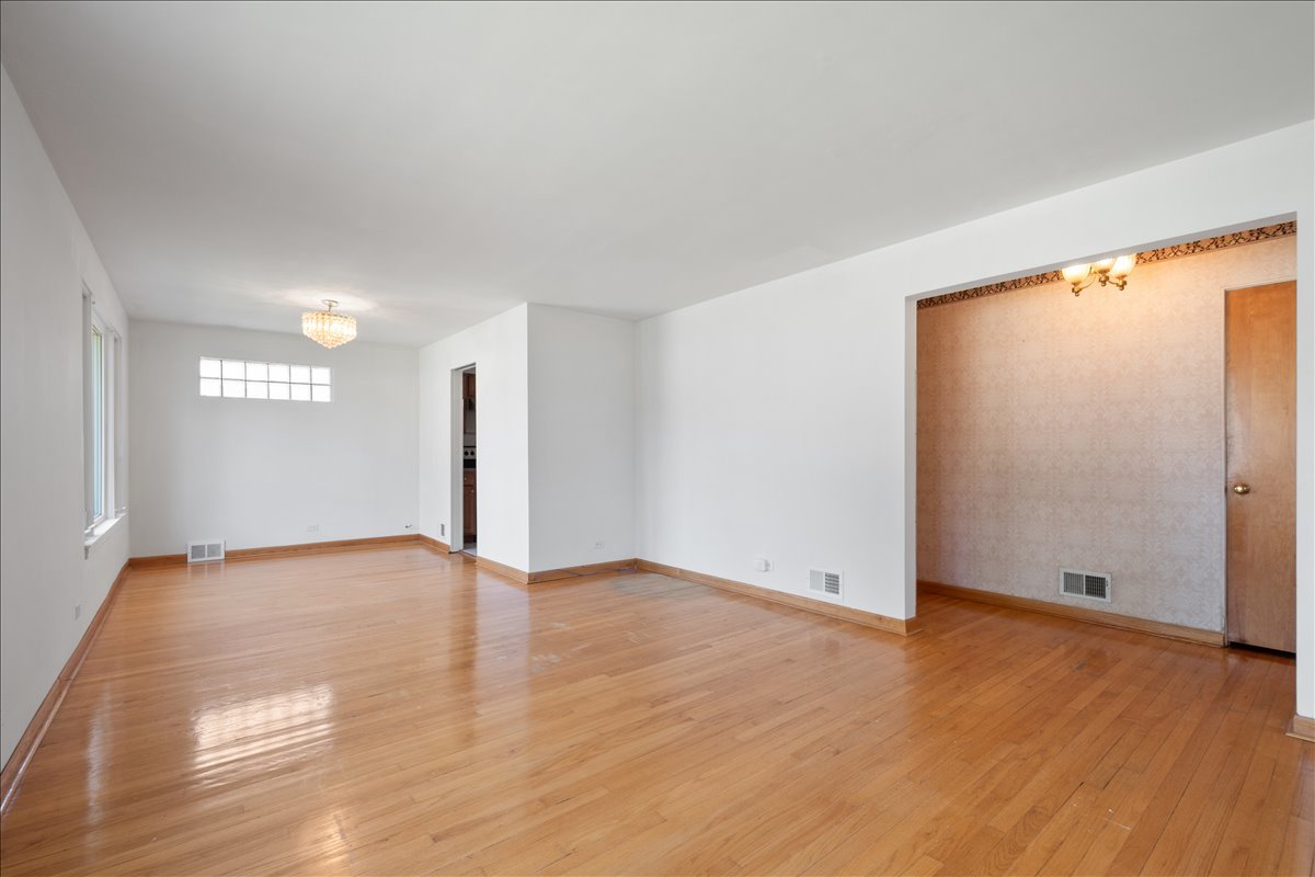 8449 N St Louis Avenue Property Photo 3