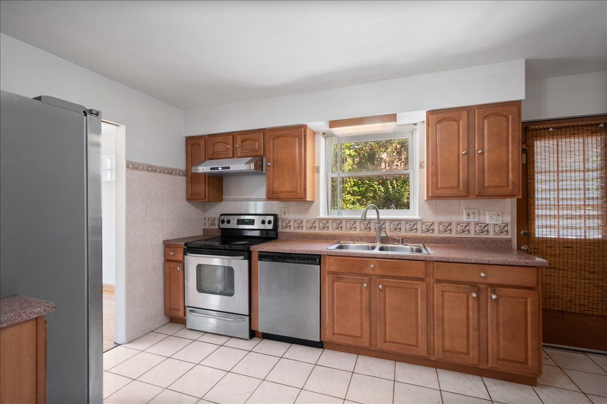 8449 N St Louis Avenue Property Photo 5