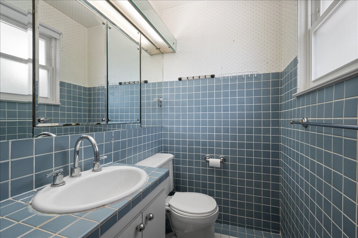 8449 N St Louis Avenue Property Photo 8