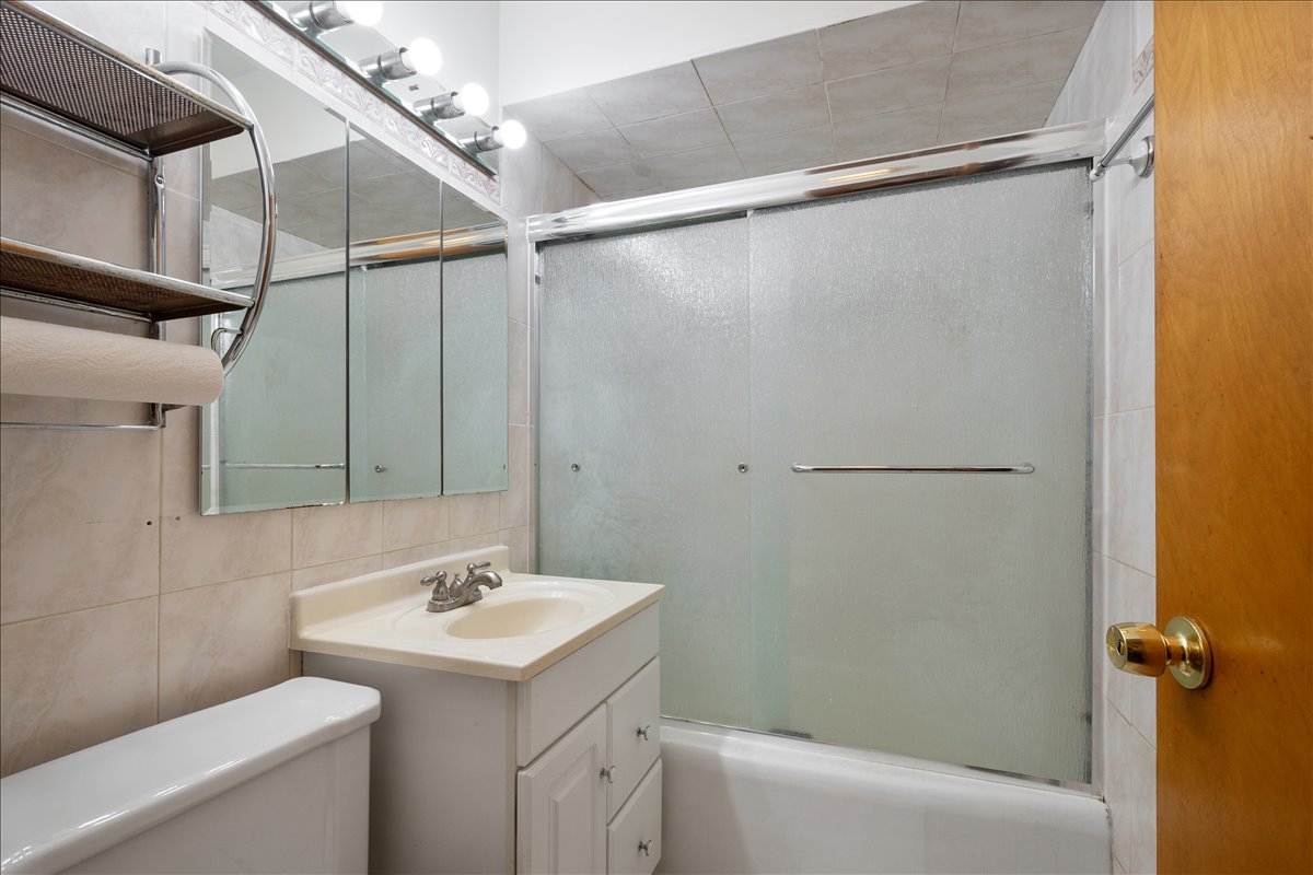 8449 N St Louis Avenue Property Photo 11