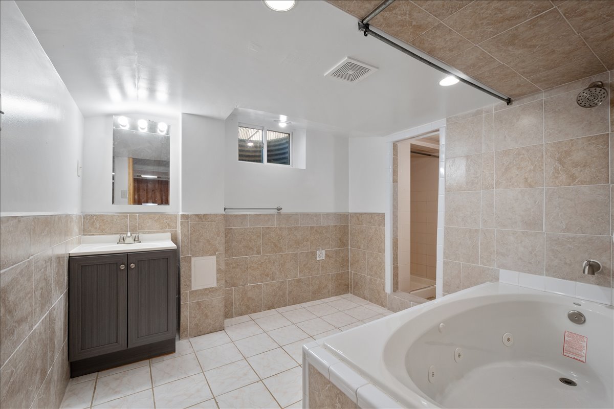 8449 N St Louis Avenue Property Photo 15