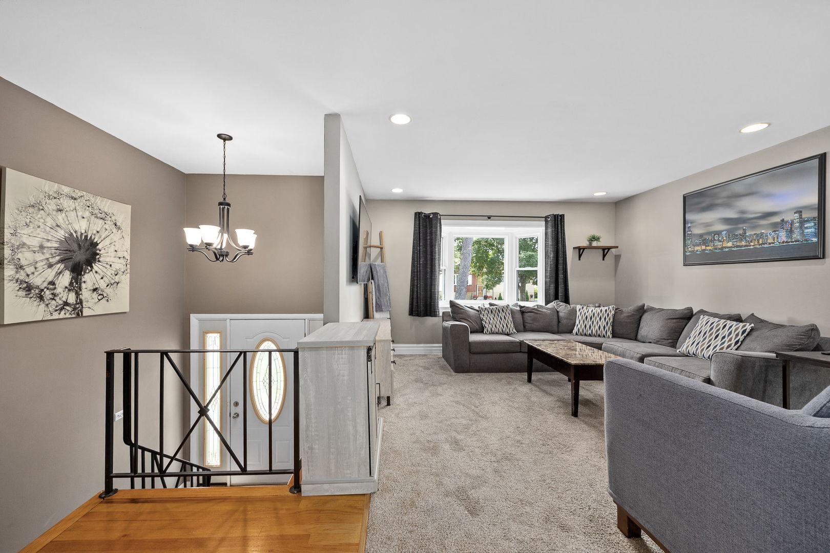 637 S Beverly Avenue Property Photo 3