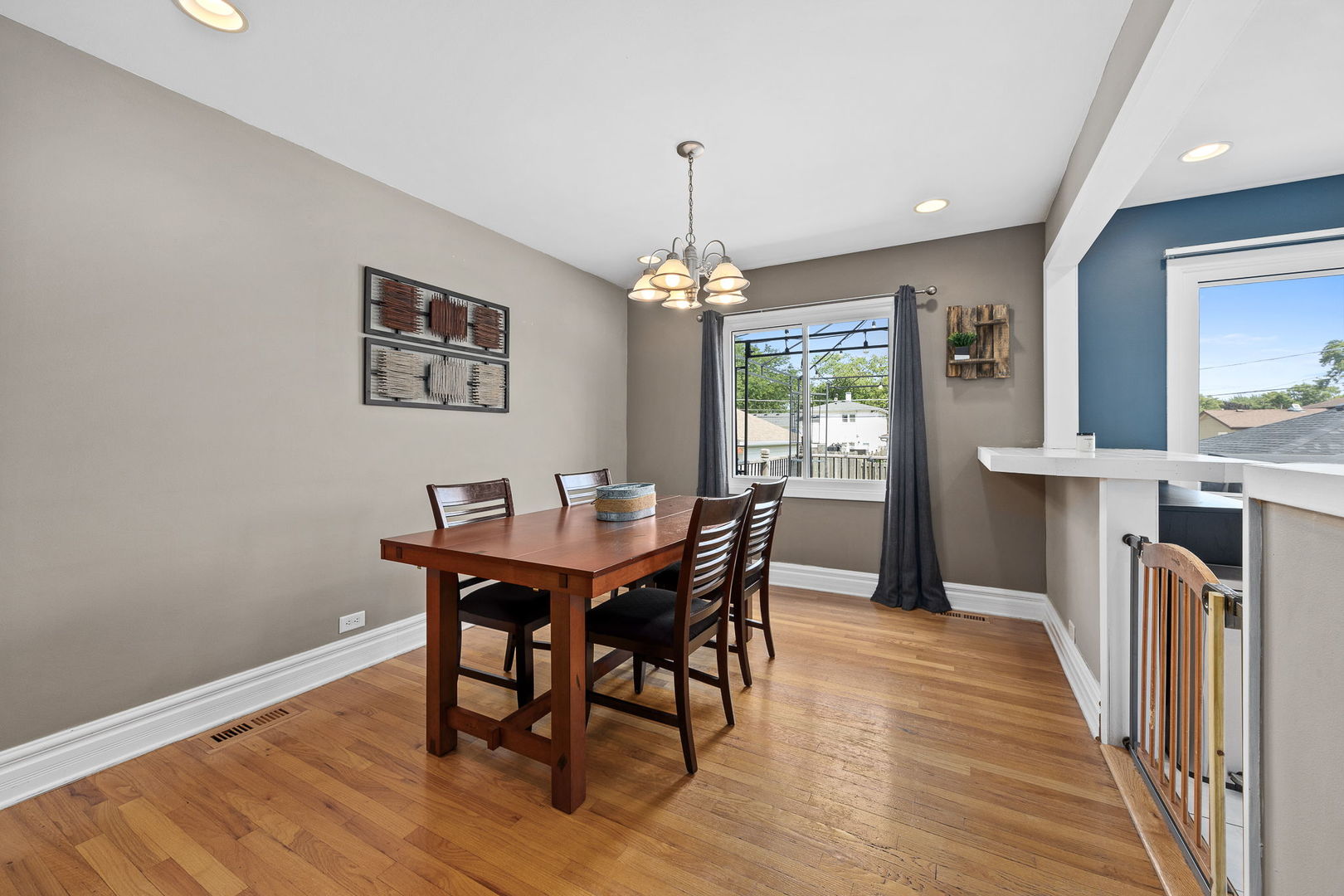 637 S Beverly Avenue Property Photo 8