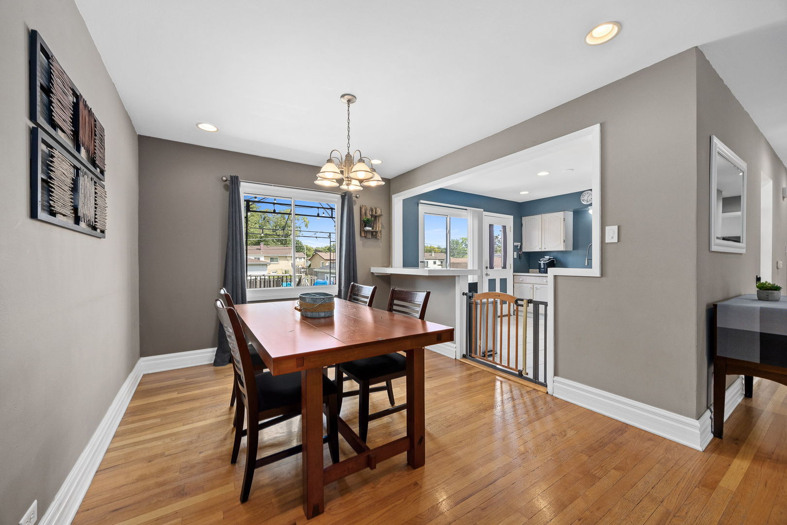637 S Beverly Avenue Property Photo 9