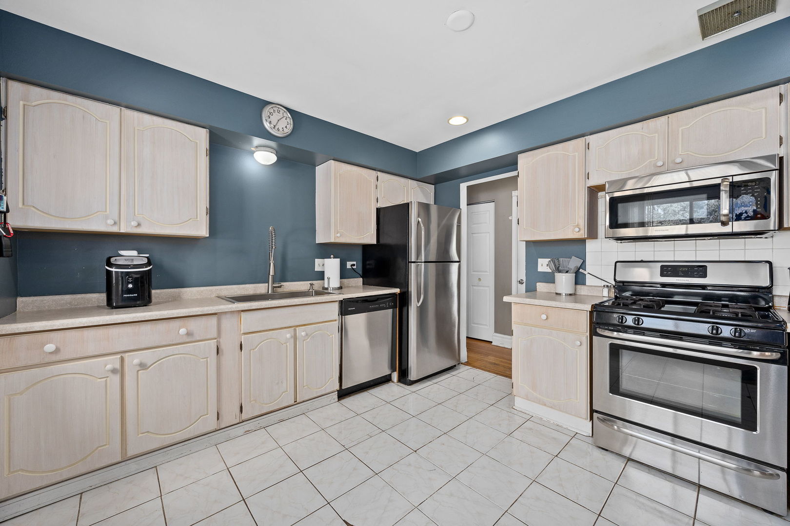 637 S Beverly Avenue Property Photo 11