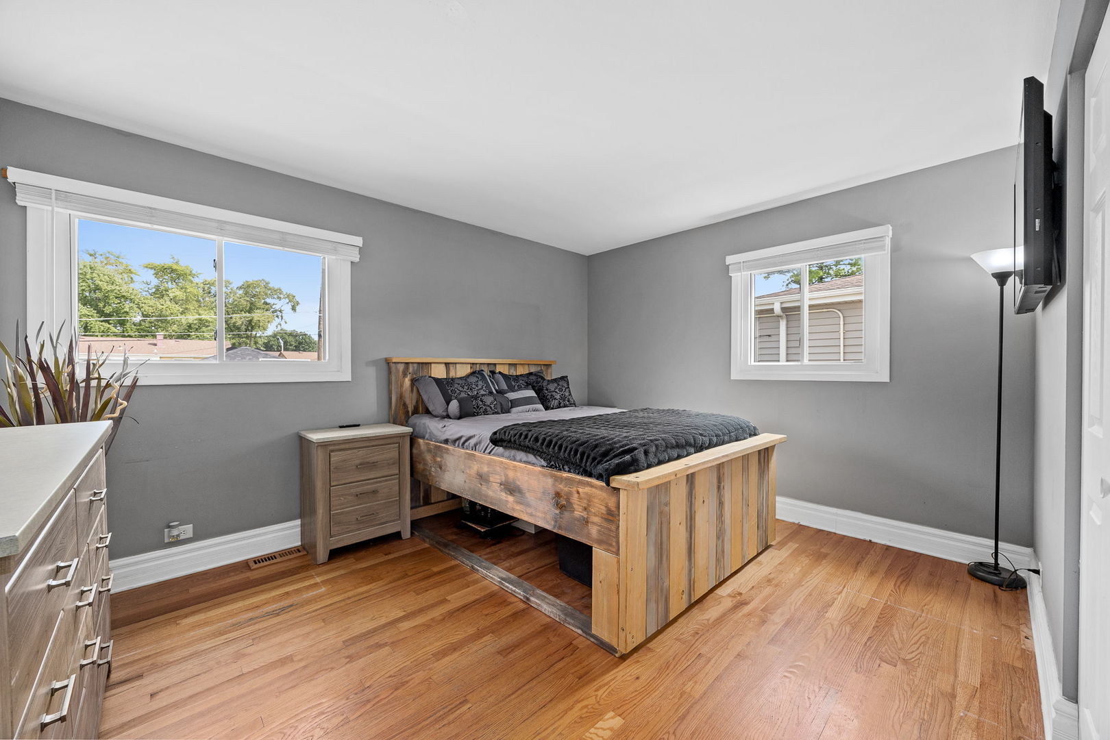 637 S Beverly Avenue Property Photo 14