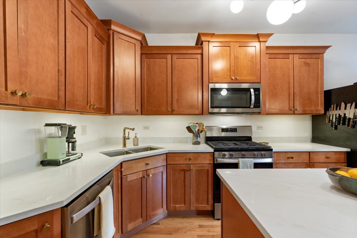 1501 W Ardmore Avenue 2 Property Photo 10