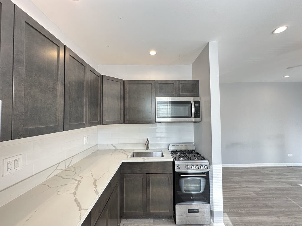 4735 N Beacon Street 301 Property Photo 4