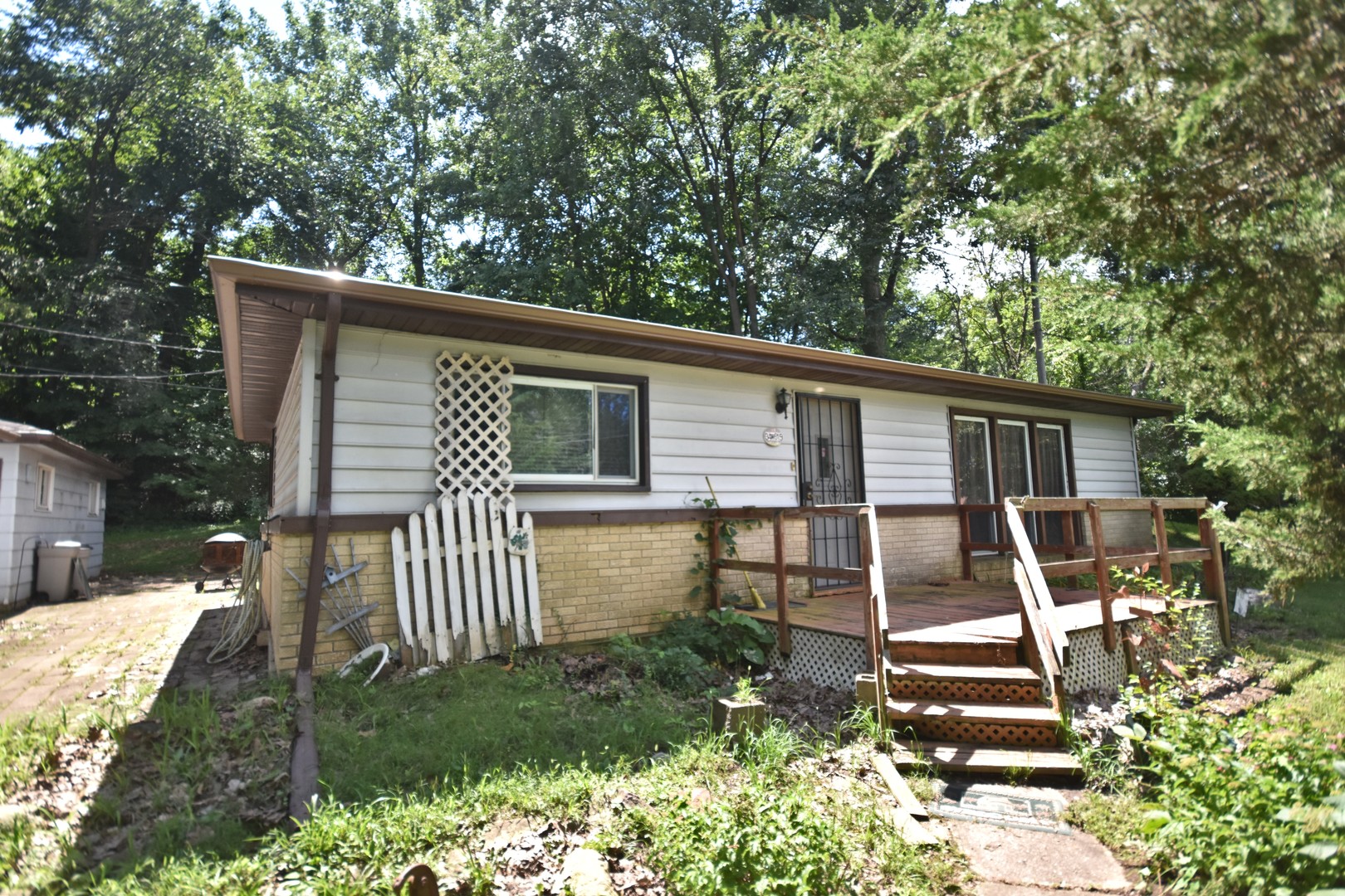34w615 Illinois Street Property Photo 3