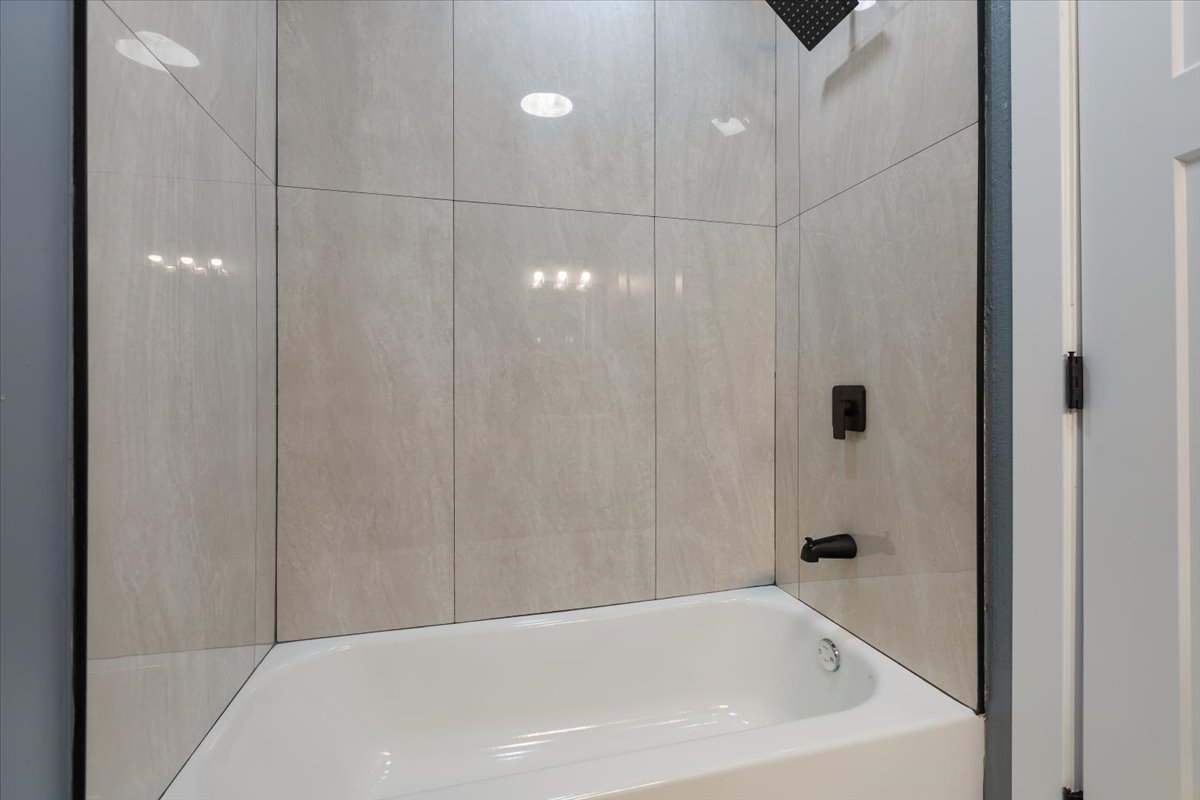 12721912 Property Photo 31