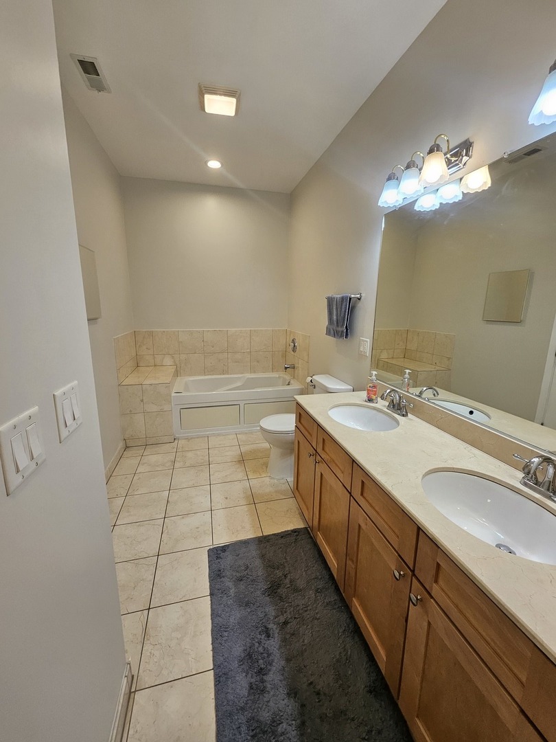 4770 N Manor Avenue 304 Property Photo 12