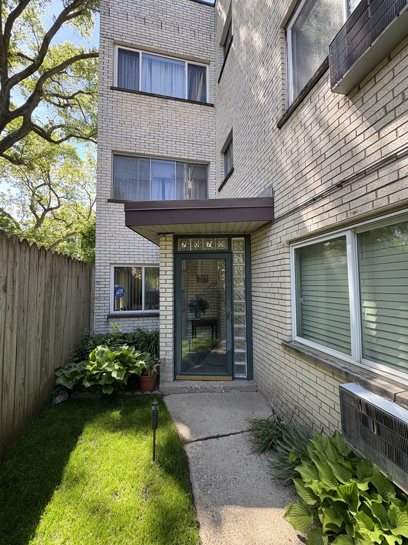 7070 N Ridge Boulevard 1b Property Photo 2