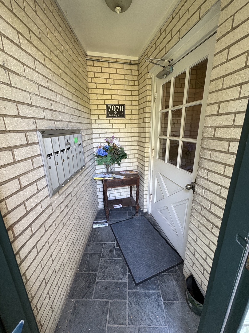 7070 N Ridge Boulevard 1b Property Photo 3