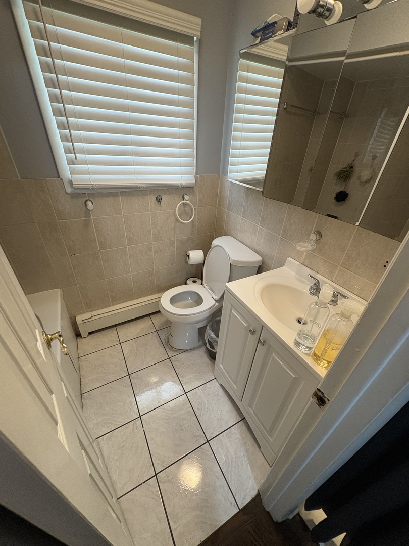 7070 N Ridge Boulevard 1b Property Photo 9