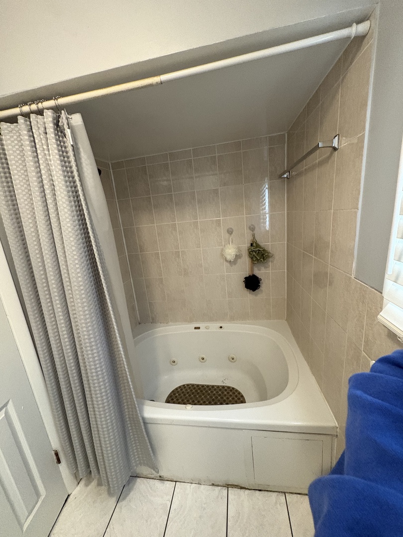 7070 N Ridge Boulevard 1b Property Photo 10