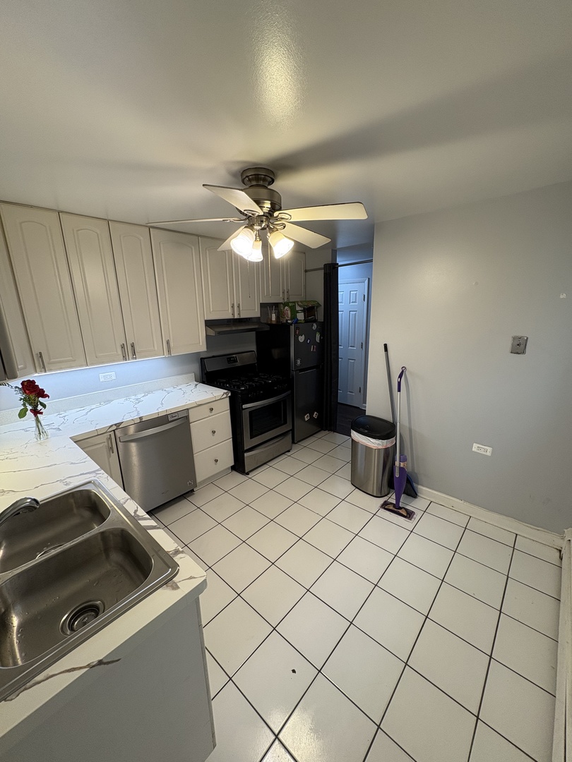 7070 N Ridge Boulevard 1b Property Photo 13