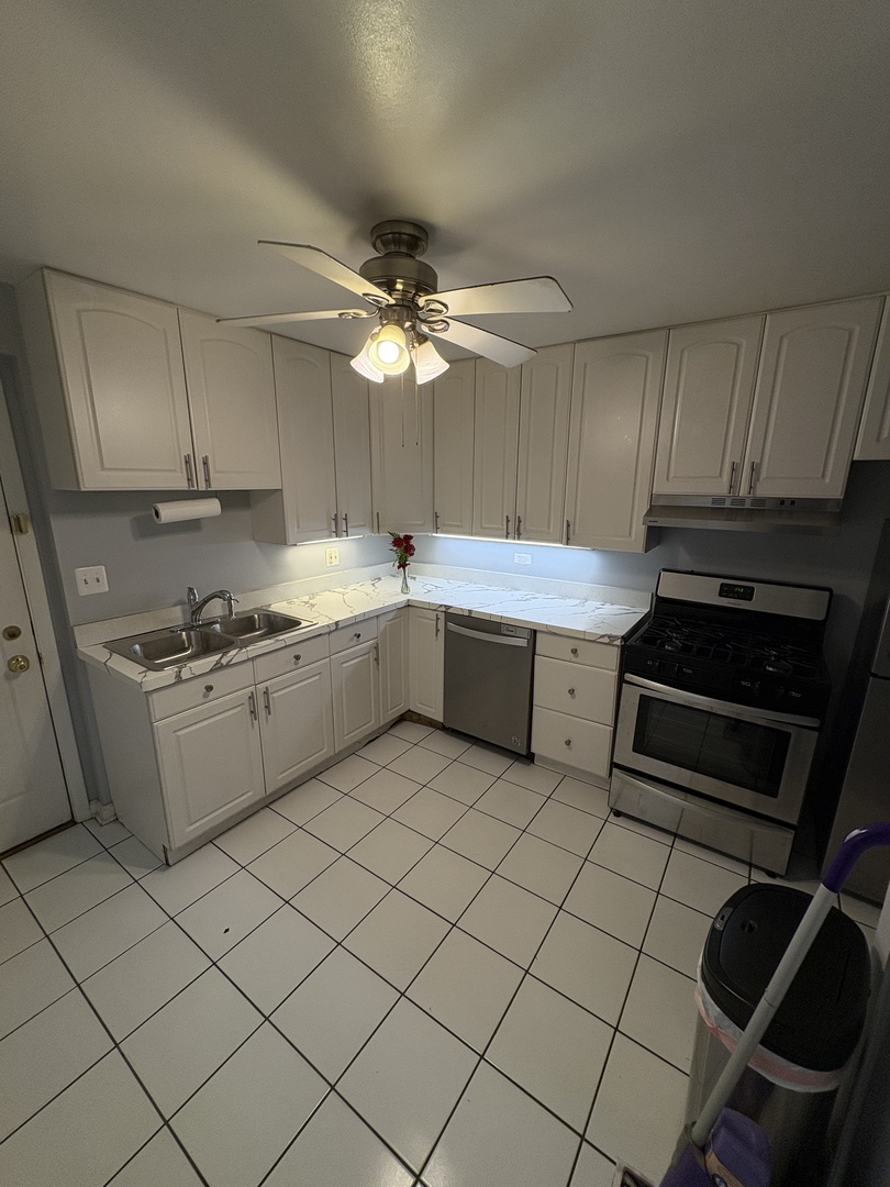 7070 N Ridge Boulevard 1b Property Photo 14