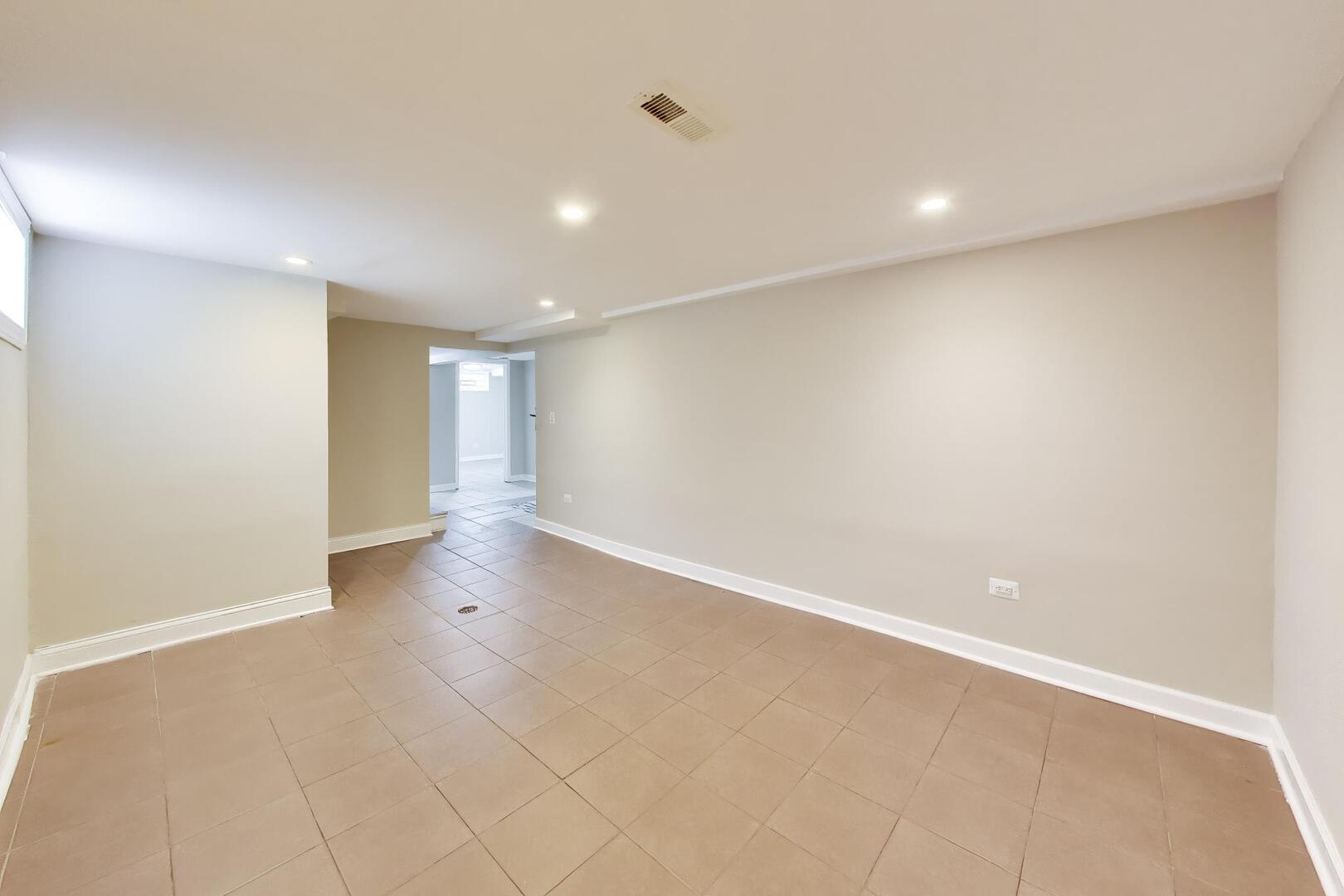 14514 University Avenue Property Photo 10